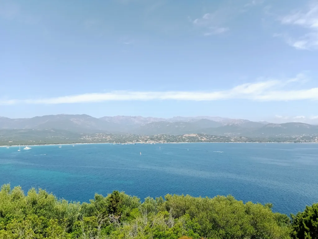 Le golfe de Pinarellu, ses plages et les montagnes de l'arrière-pays vus depuis la tour de l'île