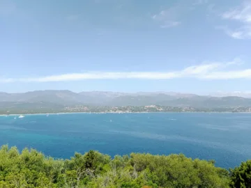 Le golfe de Pinarellu, ses plages et les montagnes de l'arrière-pays vus depuis la tour de l'île