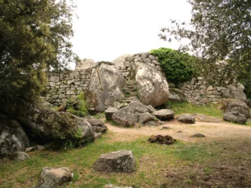 Escalier d'entrée et murs de gros blocs du castellu de Cucuruzzu au milieu des rochers de granit