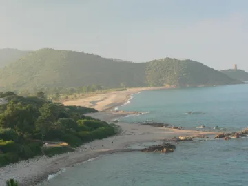 Plage de l'Ovu Santu et embouchure du Cavu, tour de Fautea sur le promontoire au fond