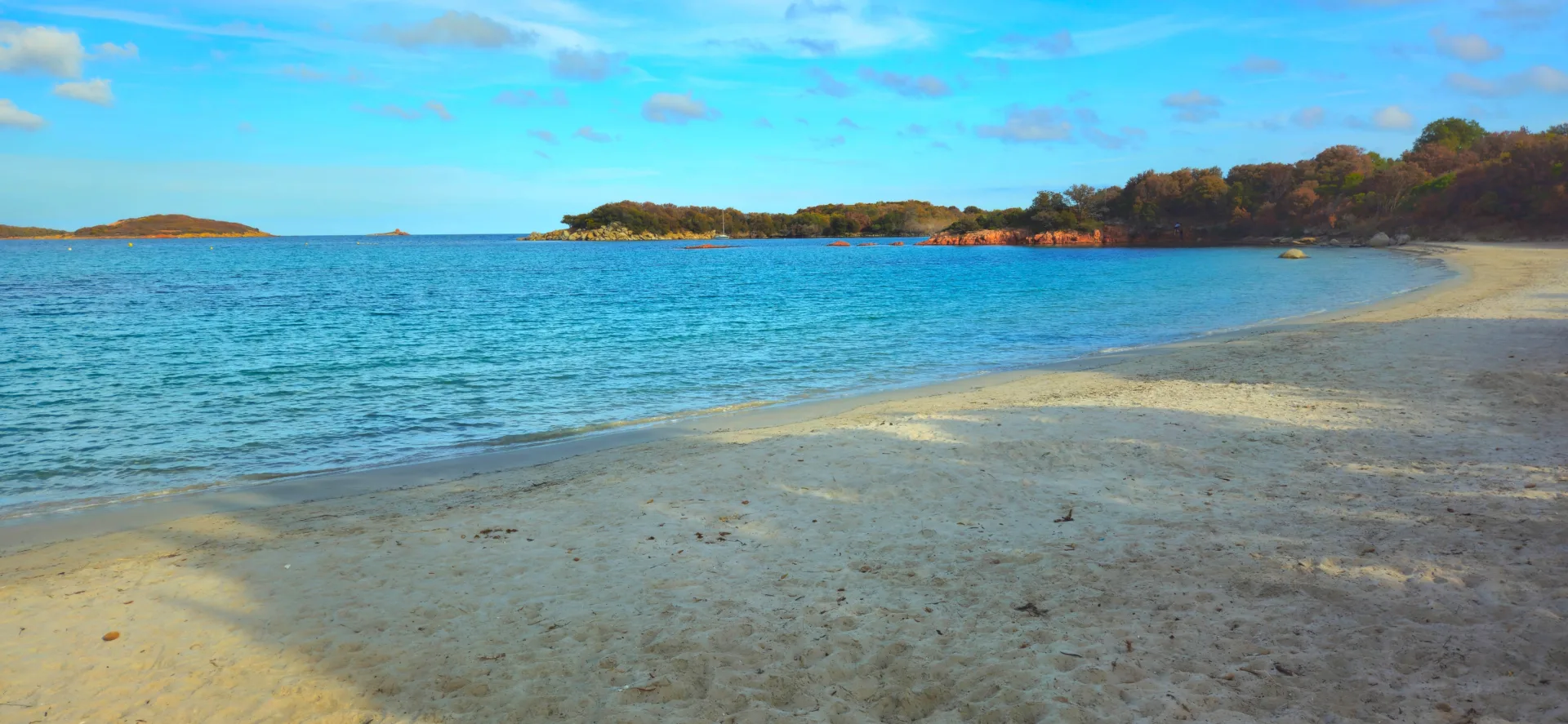 Plage de sable clair de San Ciprianu, eau turquoise et pointes boisées de la baie de Saint-Cyprien à Lecci