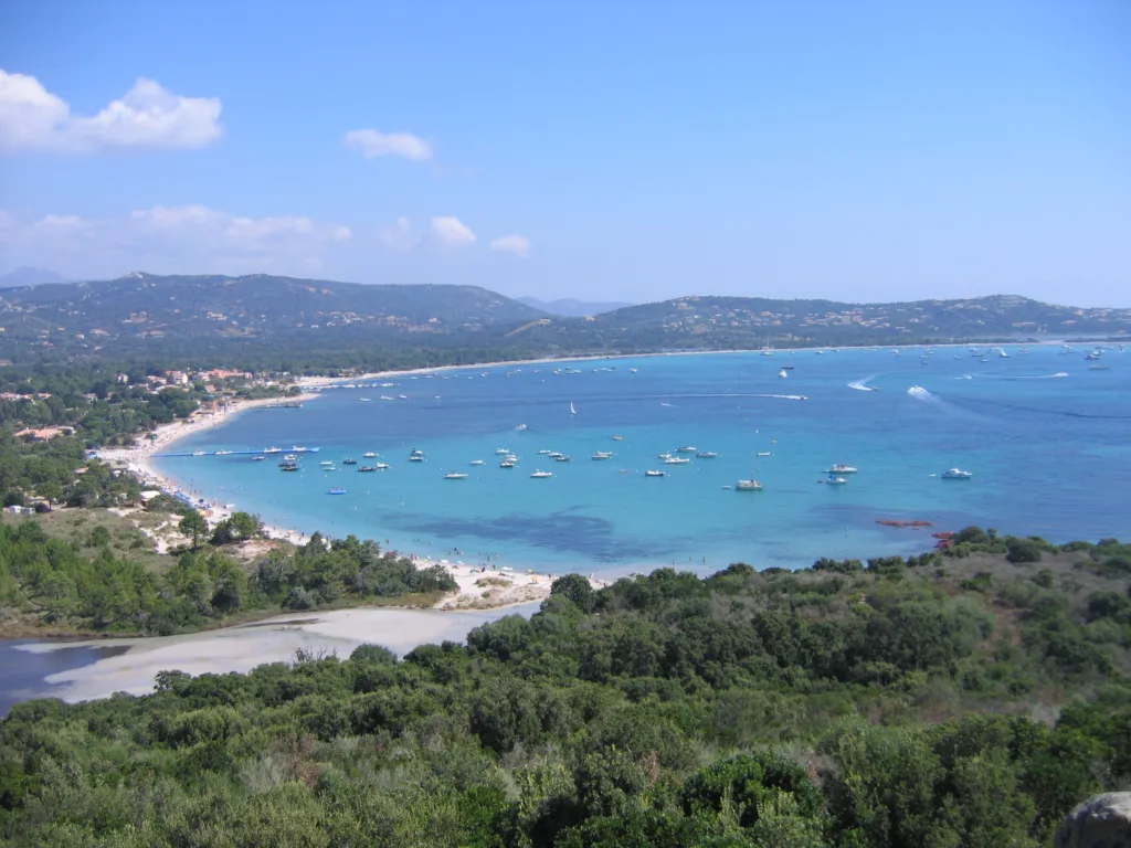 La baie de Saint-Cyprien vue des hauteurs, eau turquoise, plage et nombreux bateaux au mouillage