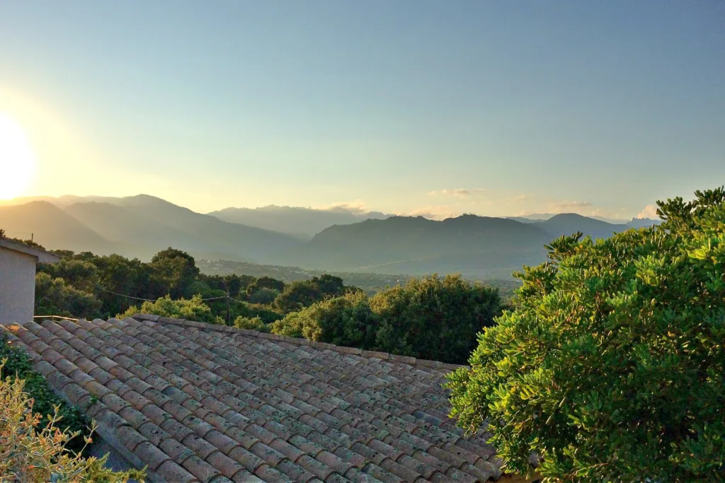 Toit de tuiles, collines de maquis et montagnes en lumière rasante, vus depuis Sainte-Lucie-de-Porto-Vecchio