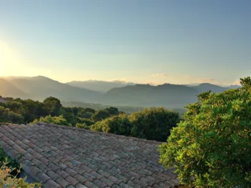 Toit de tuiles, collines de maquis et montagnes en lumière rasante, vus depuis Sainte-Lucie-de-Porto-Vecchio