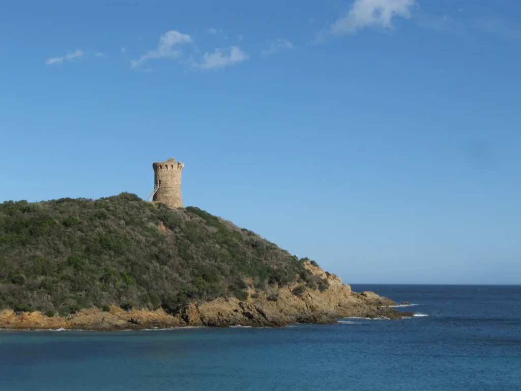 La tour génoise ronde de Fautea au sommet de son promontoire de maquis, au-dessus de la mer
