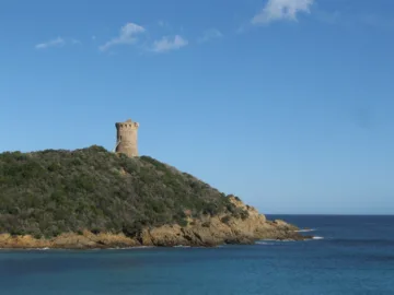 La tour génoise ronde de Fautea au sommet de son promontoire de maquis, au-dessus de la mer